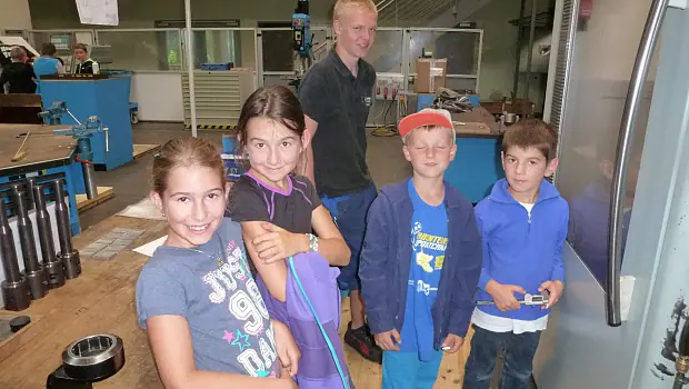 Children visit the Lingenhöle company
